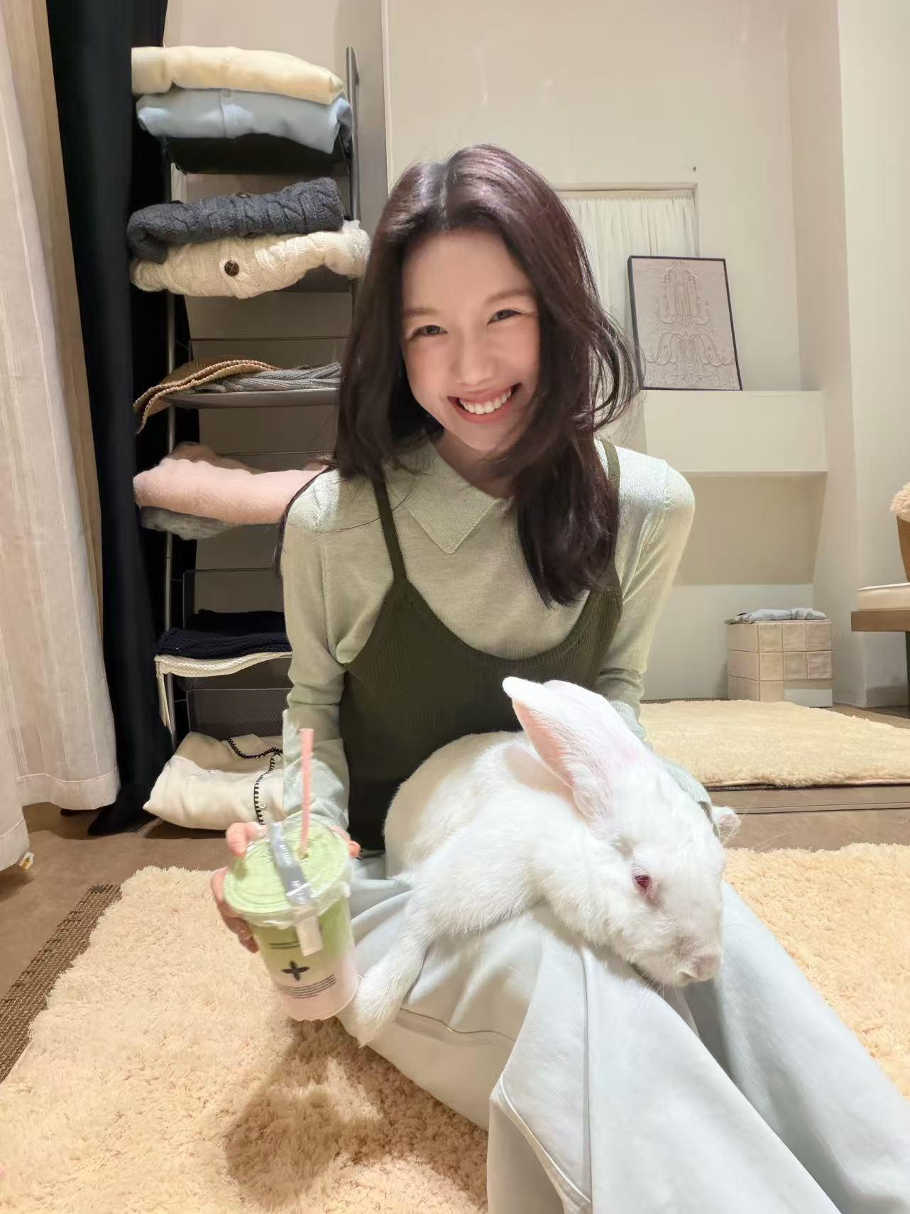 Early Autumn Korean Retro Two-Piece Knit Sweater and Cami Set for Women - Image 4